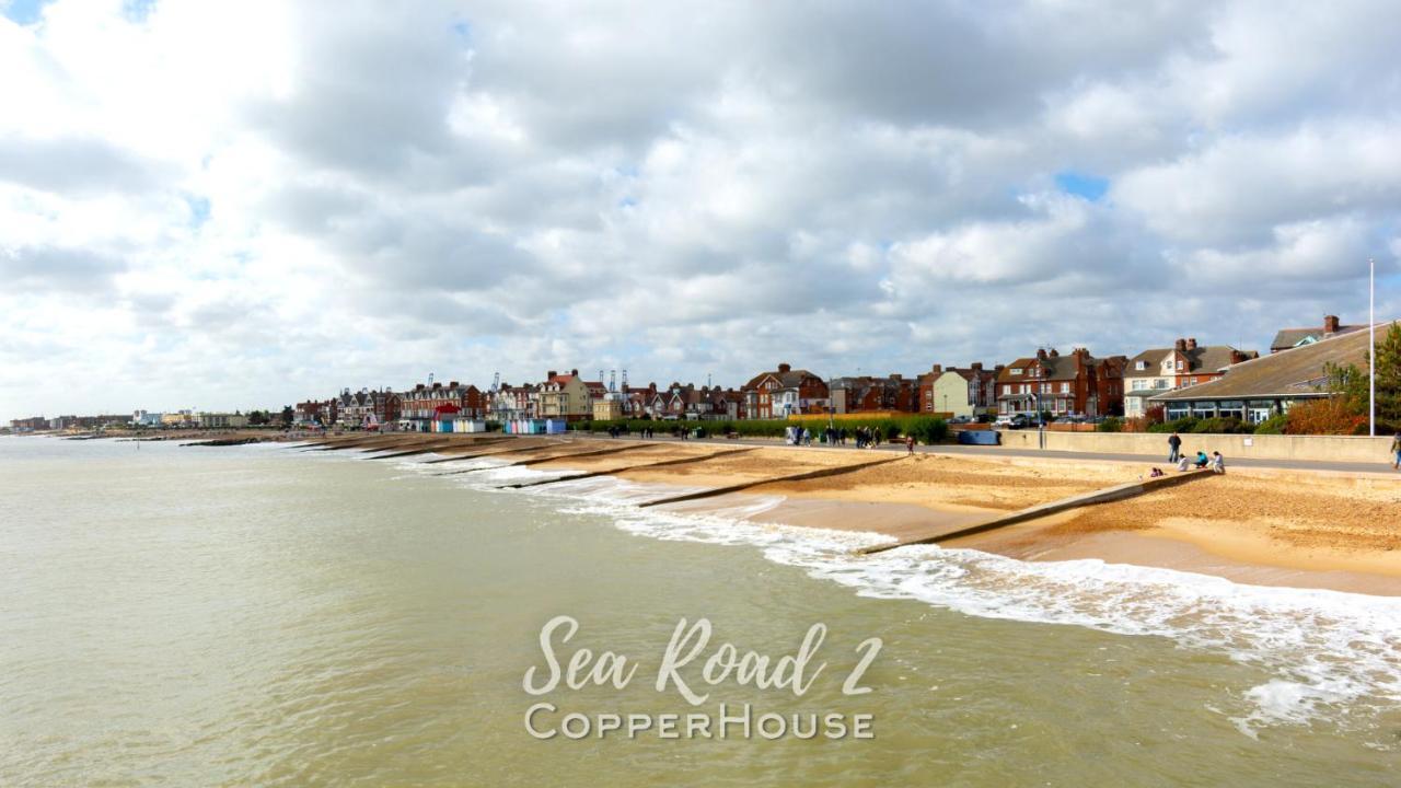 Beautiful Apartments On The Sea Front - Sea Road 2 เฟลิกซ์สโตว์ ภายนอก รูปภาพ
